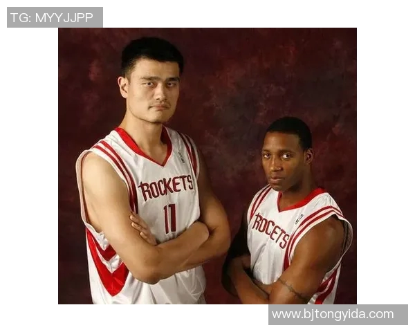 姚明与蒂姆的篮球传奇交汇点探讨两位巨星的影响与成就 姚明与蒂姆的篮球传奇交汇点探讨两位巨星的影响与成就