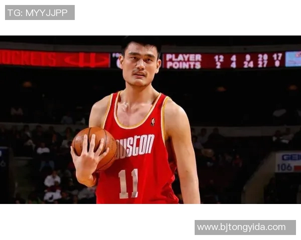 姚明高挑身姿投篮瞬间展现篮球巨星风范与力量之美 姚明高挑身姿投篮瞬间展现篮球巨星风范与力量之美