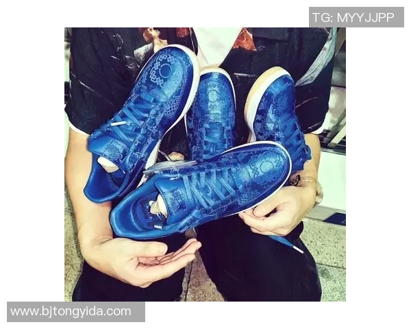 时尚与运动完美结合板鞋足球明星同款引领潮流新风尚 时尚与运动完美结合板鞋足球明星同款引领潮流新风尚