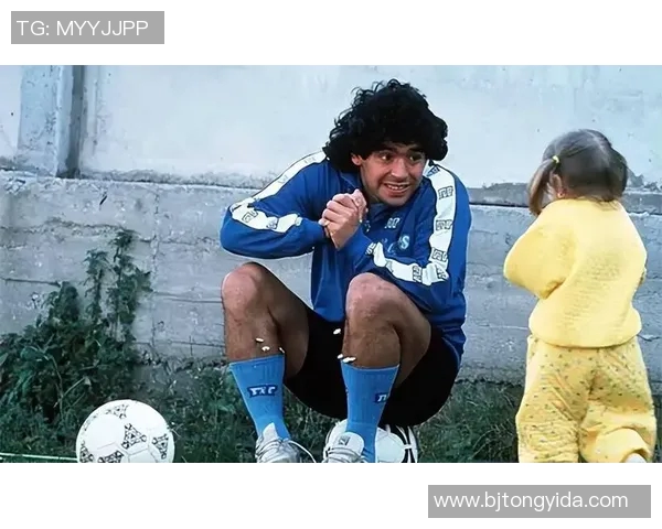 马拉多纳与球迷携手共进信仰梦想的深厚情谊与奋斗精神 马拉多纳与球迷携手共进信仰梦想的深厚情谊与奋斗精神