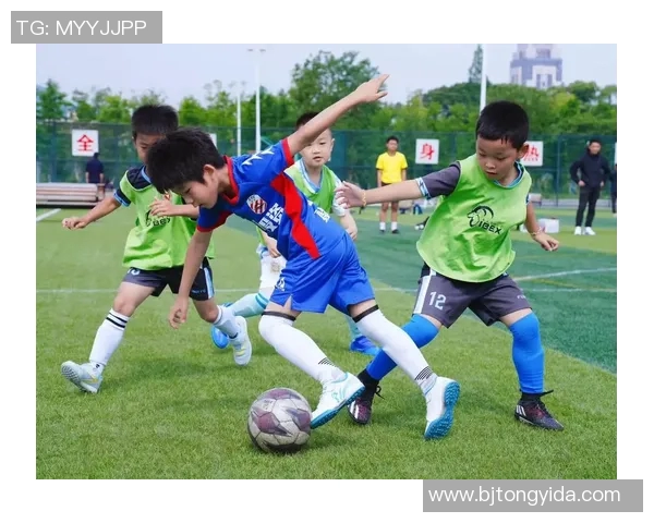 在绿茵场上闪耀的足球明星们展现激情与技艺的精彩瞬间 在绿茵场上闪耀的足球明星们展现激情与技艺的精彩瞬间