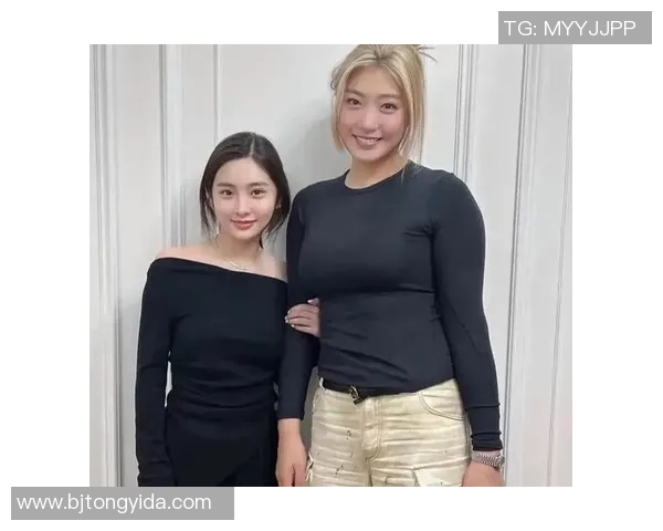 与利川篮球明星亲密合影记录精彩瞬间展现运动魅力与青春活力 与利川篮球明星亲密合影记录精彩瞬间展现运动魅力与青春活力